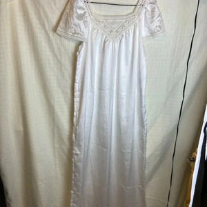 Womens Bert Yelin Small  Polyester Silky night gown Vintage Nwt Made In USA